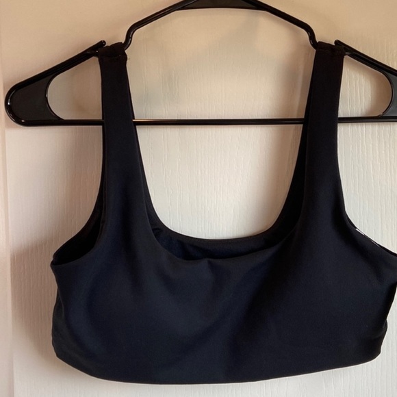 Gap black sports bra ( like new) SIZE. XS👛👛✅🛍️🛍️ - Picture 2 of 4